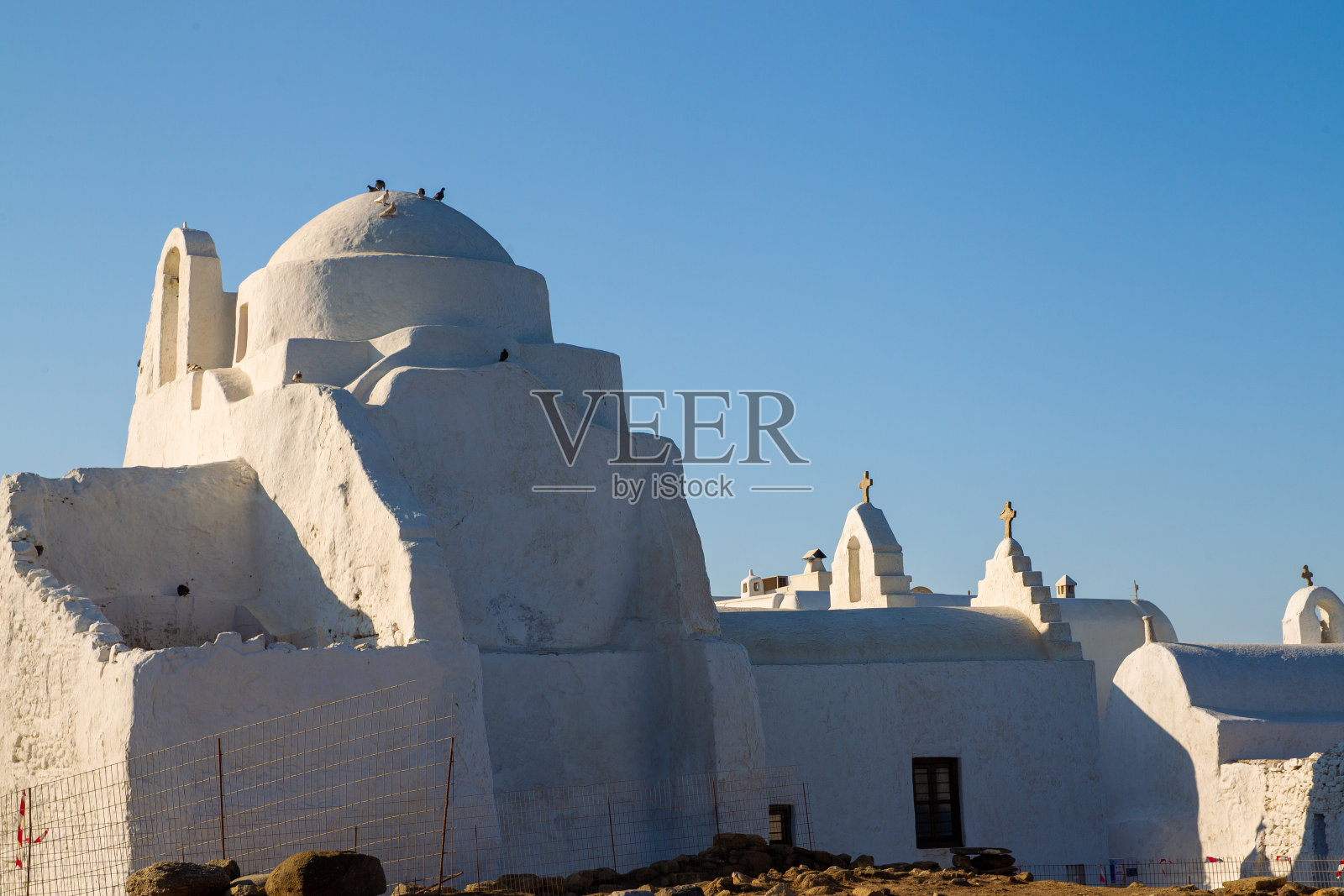 壮观的希腊东正教教堂-敬畏的早晨在著名的希腊岛屿-照片摄影图片