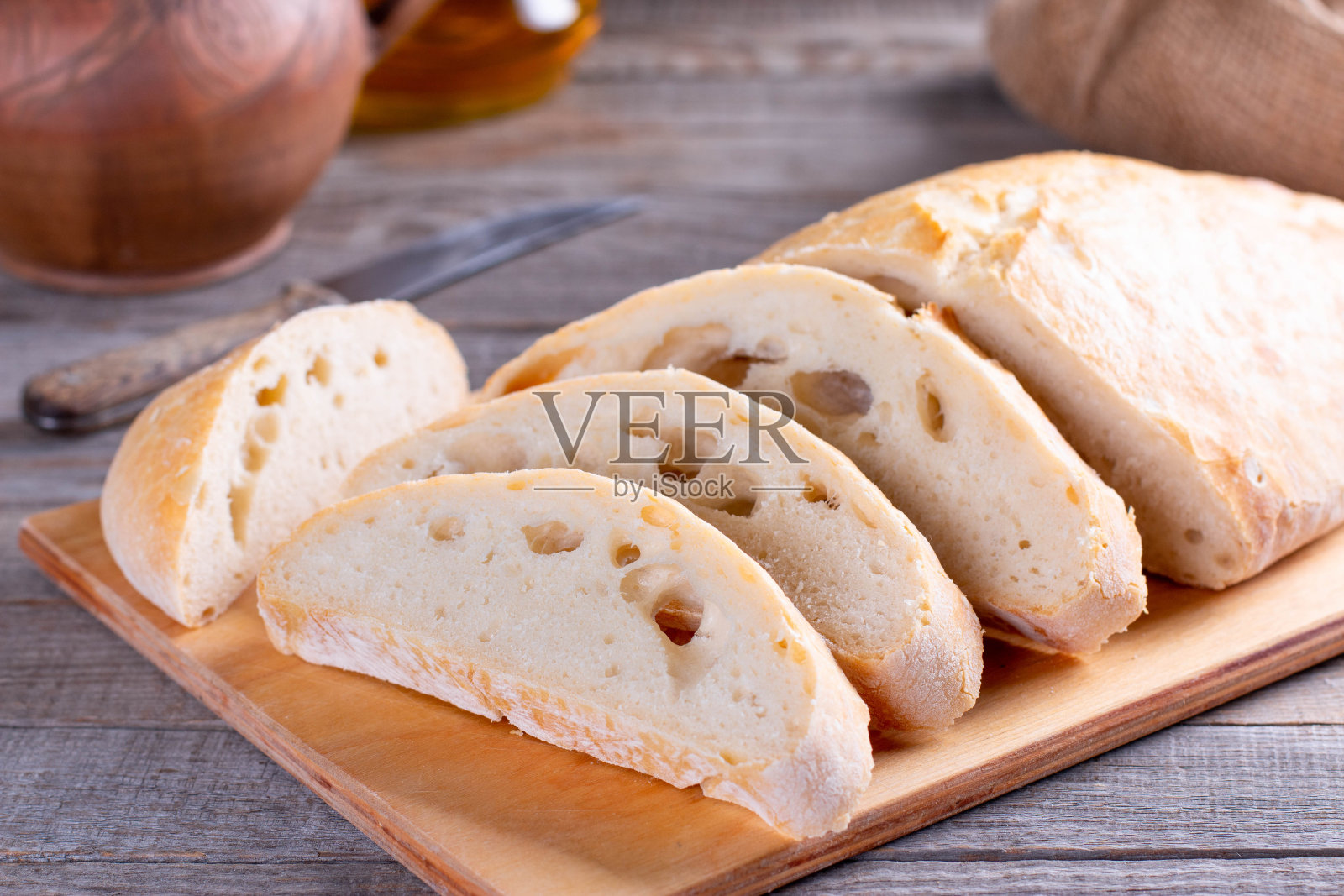 Ciabatta。新鲜的意大利夏巴塔面包上的木制背景照片摄影图片