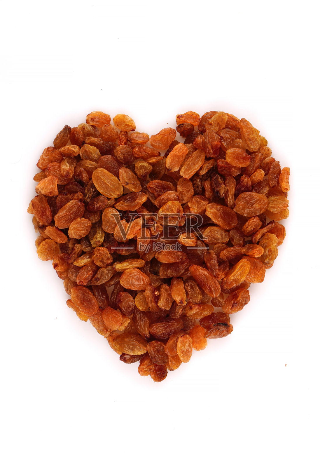 在心脏孤立的物体形式的有机葡萄干散射照片摄影图片