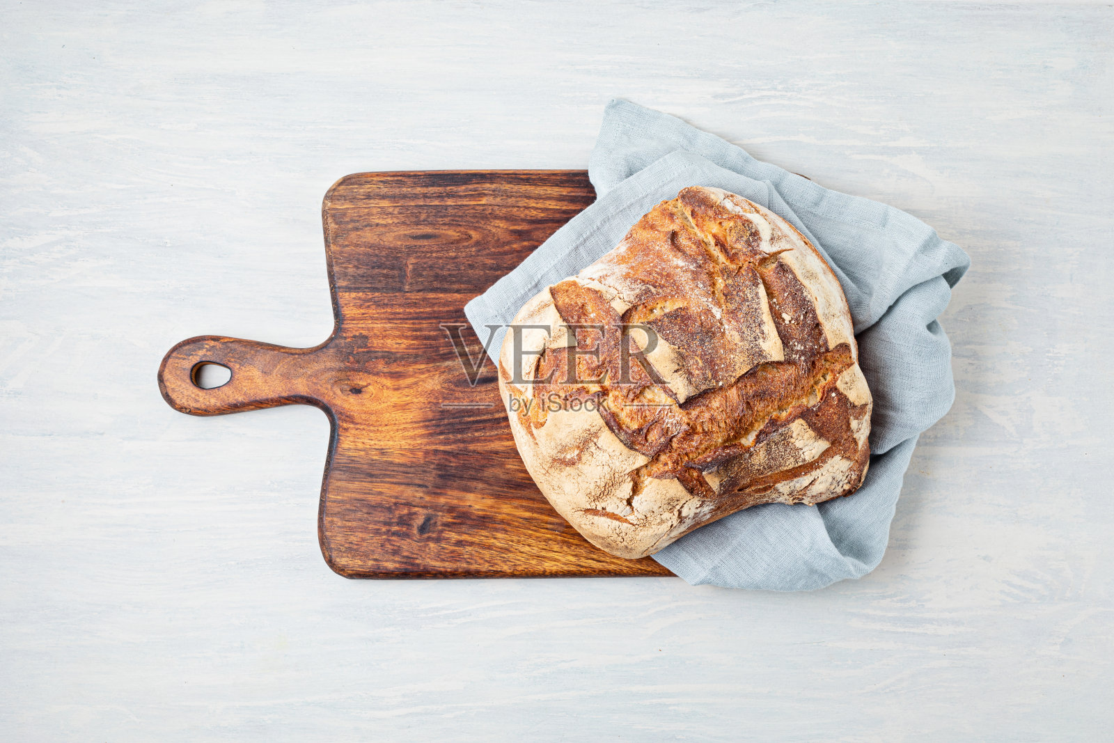 新鲜有机手工面包。健康饮食，购买本地，面包食谱概念。俯视图，平放照片摄影图片