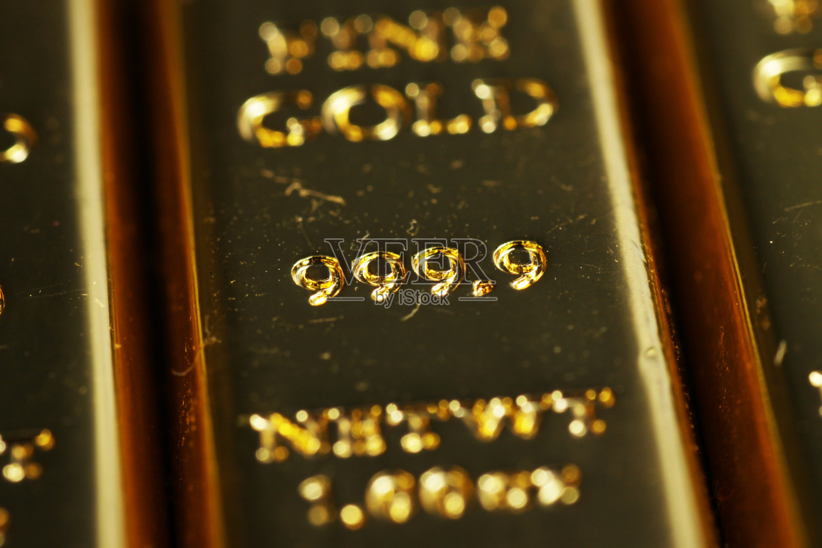 近距离拍摄堆叠999.9纯金条锭在黑色的背景照片摄影图片