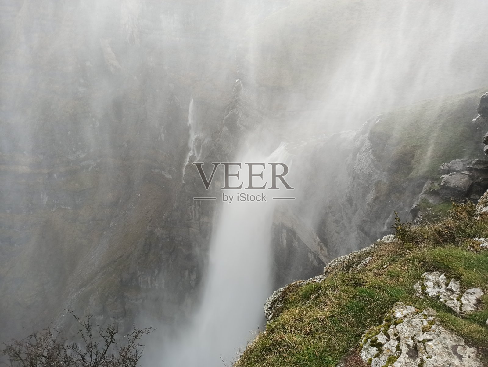 Nervion瀑布跳跃，布尔戈斯，欧洲最大的瀑布照片摄影图片