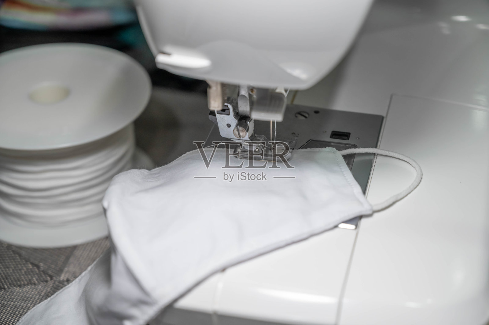 缝上白色的面罩照片摄影图片