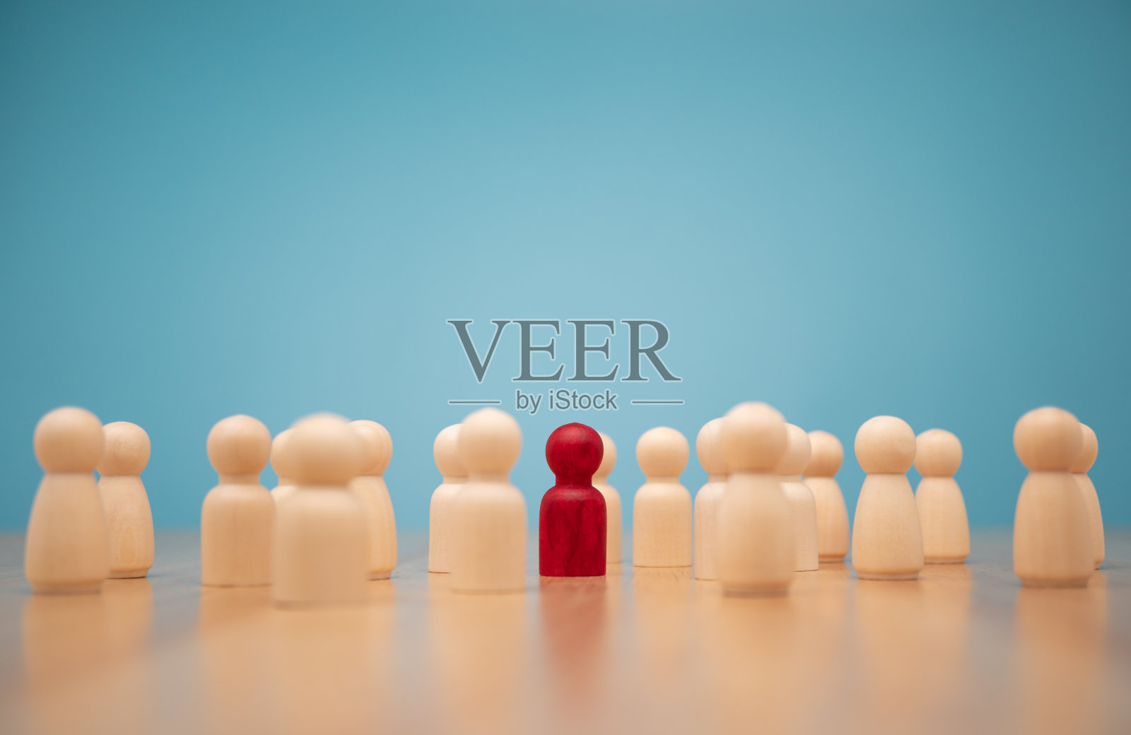 木雕人物与团队站在一起，显示影响力和赋权。领导团队、成功的竞争赢家、有影响力的领导者的商业领导理念照片摄影图片