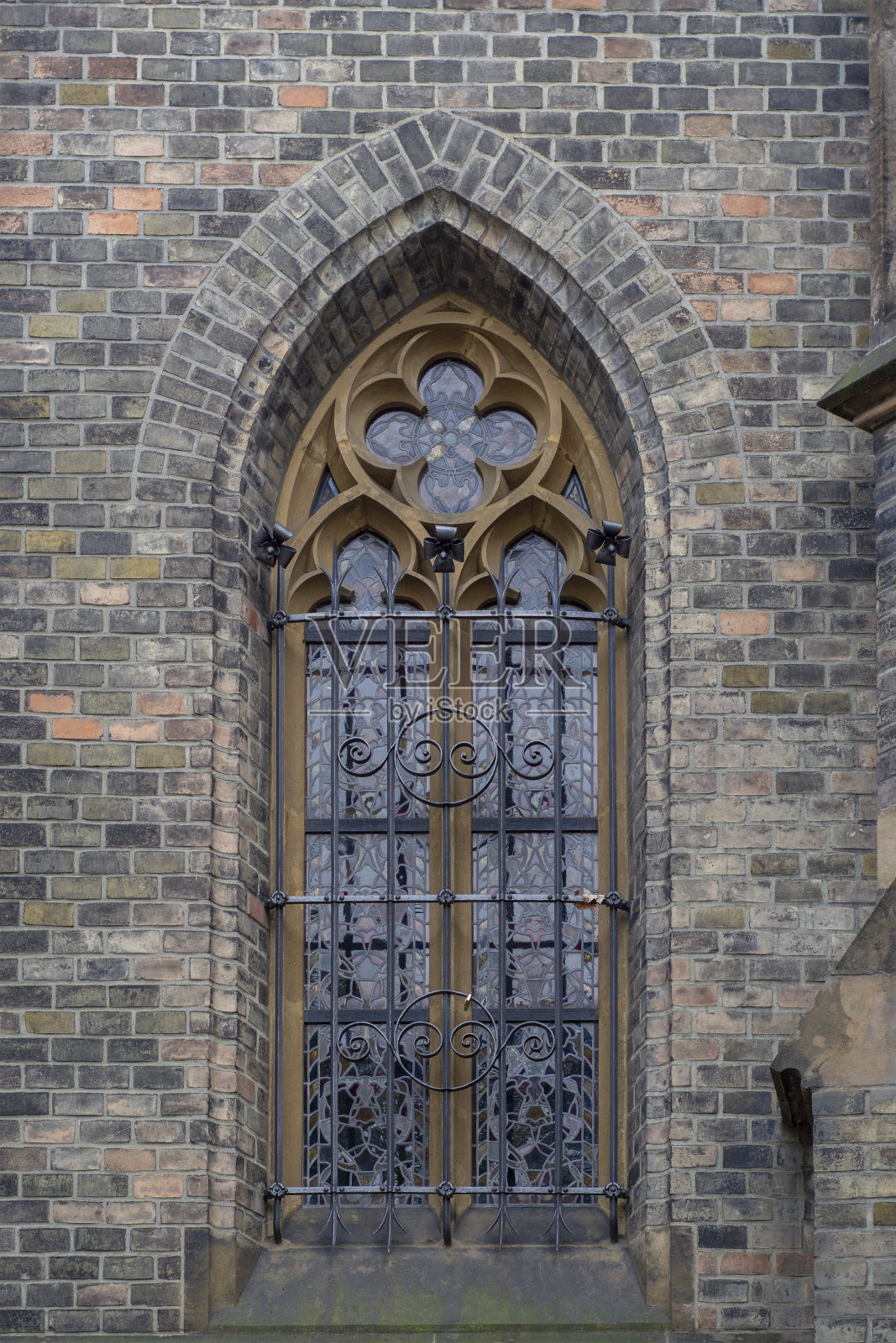 一扇古老的窗户，在锻造的格子后面照片摄影图片