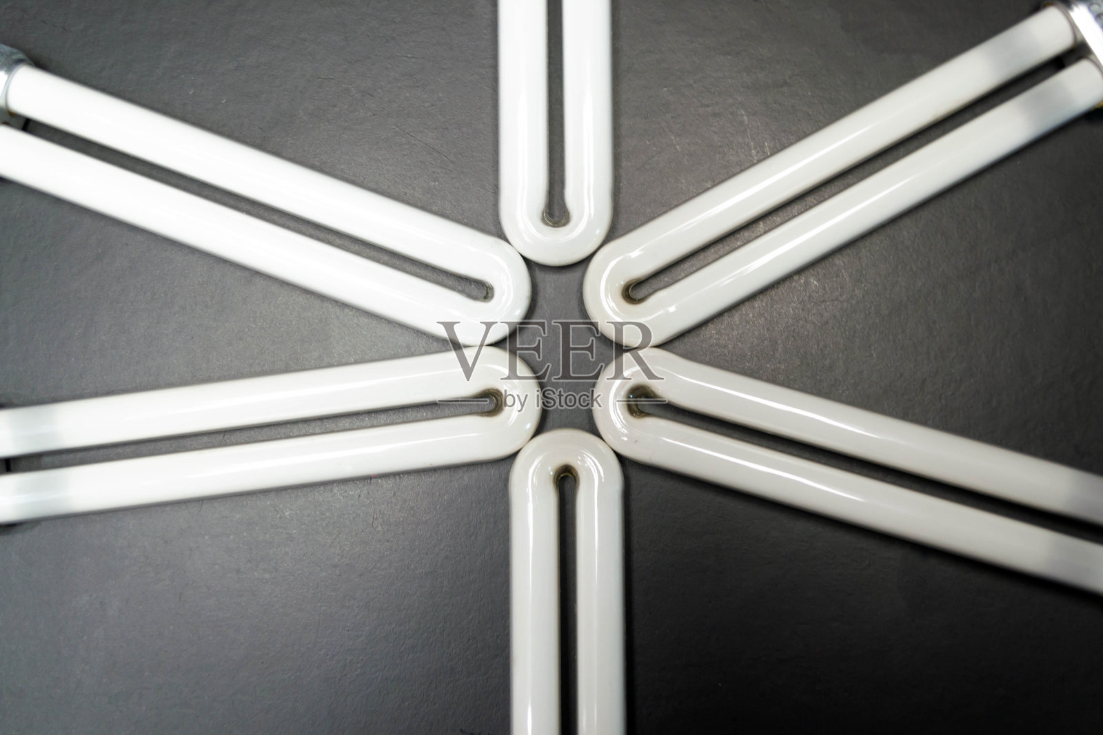 荧光灯在一个黑色的背景照片摄影图片