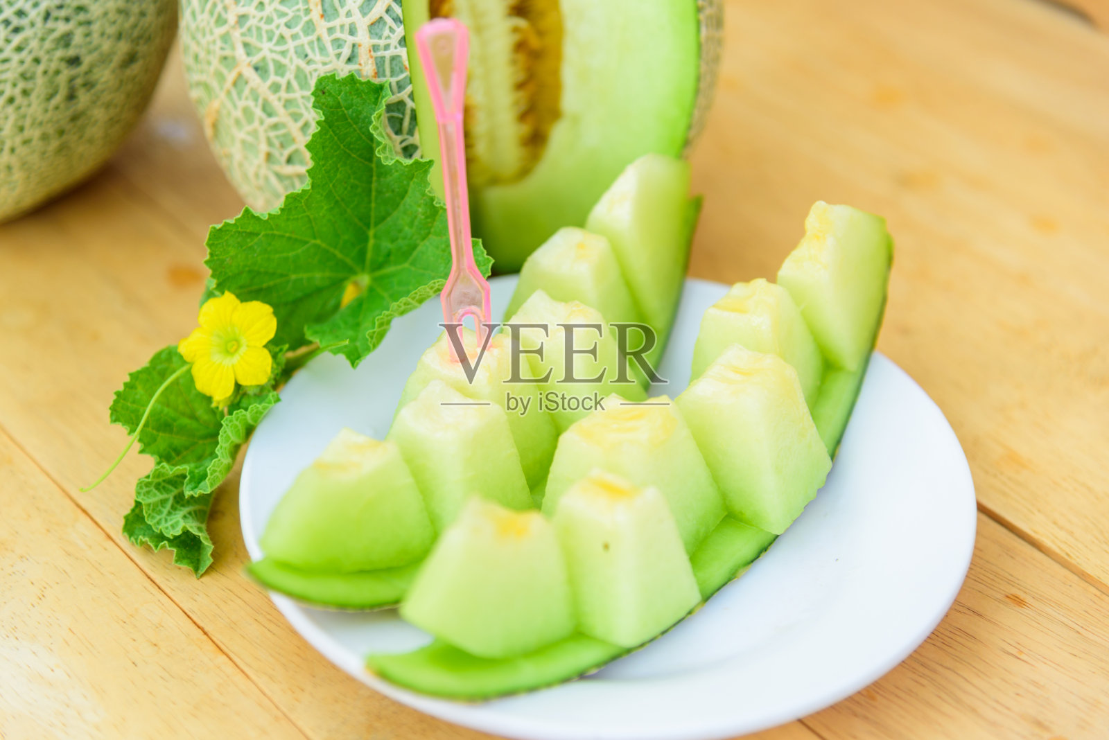 鲜绿瓜木盘照片摄影图片