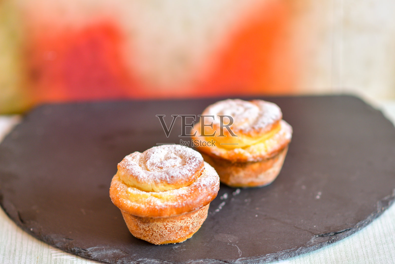 奶酪馅的纸杯蛋糕近距离放在盘子上照片摄影图片