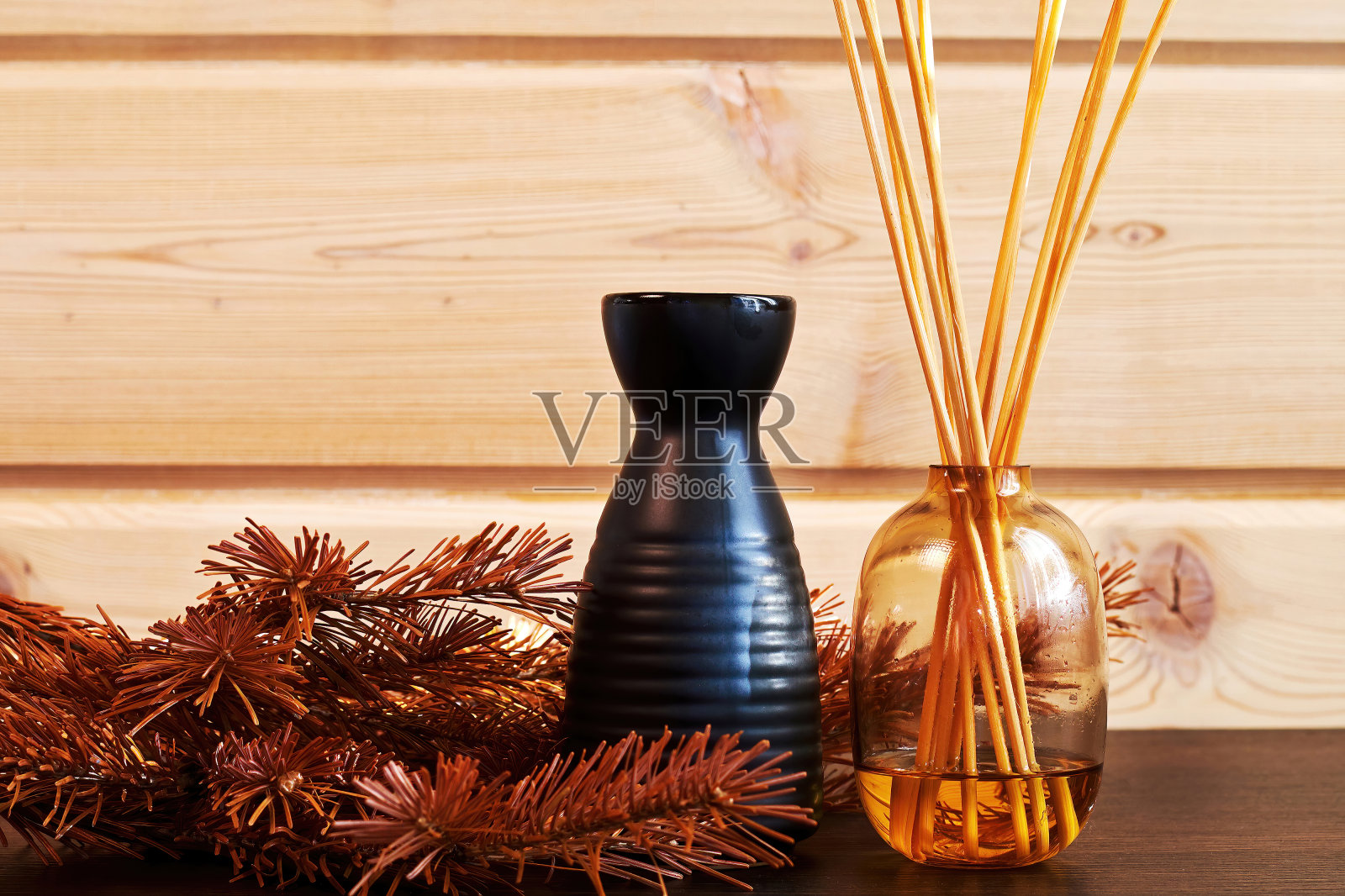 木桌上放着香薰设备和化妆品，气氛轻松。有水疗和保健背景。传统医学和顺势疗法照片摄影图片