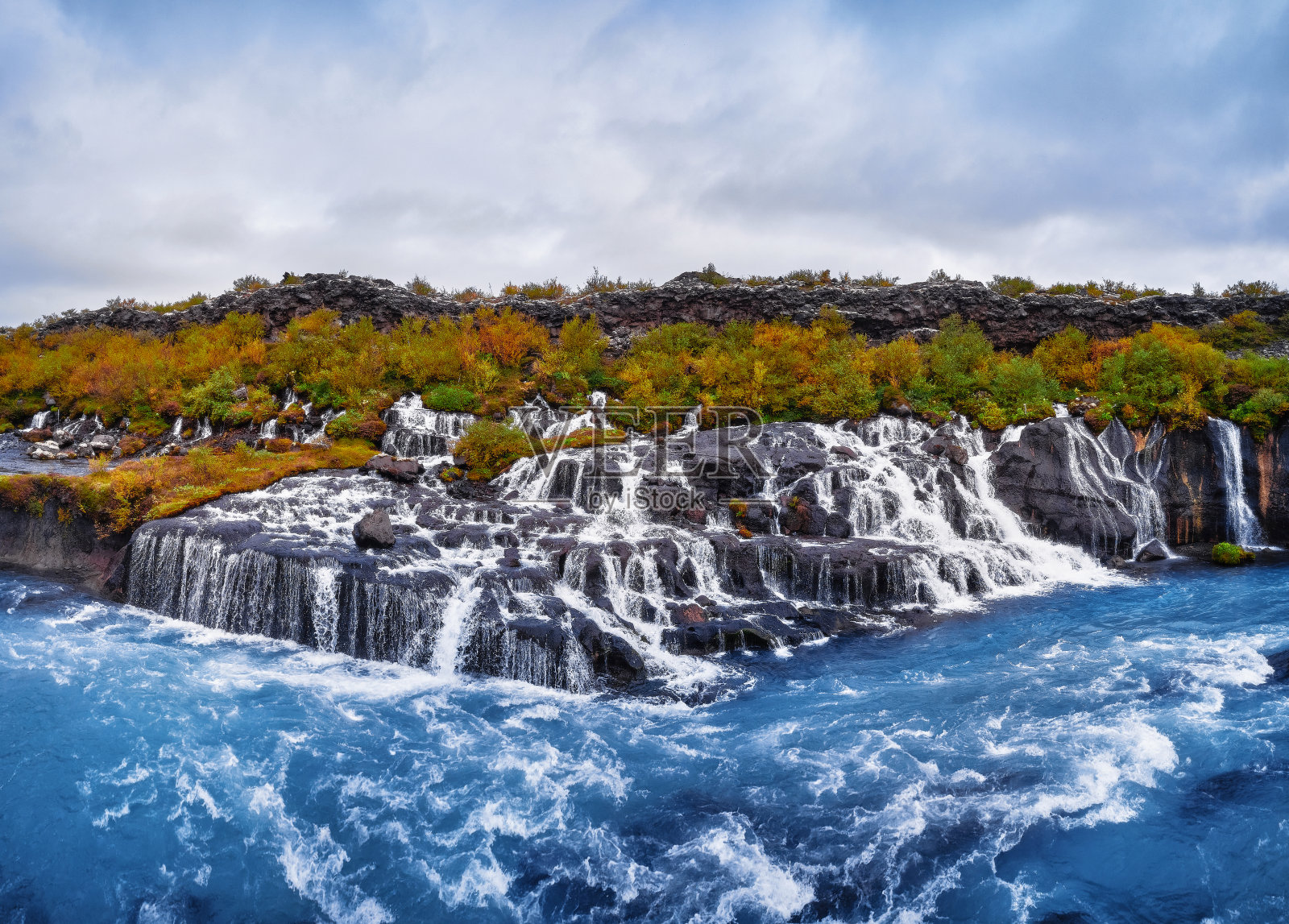 令人难以置信的美丽hraunfosar瀑布。熔岩瀑布。从赫维塔河峡谷熔岩原野上流下的瀑布，是冰岛著名的旅游景点。冰岛的干净的水照片摄影图片