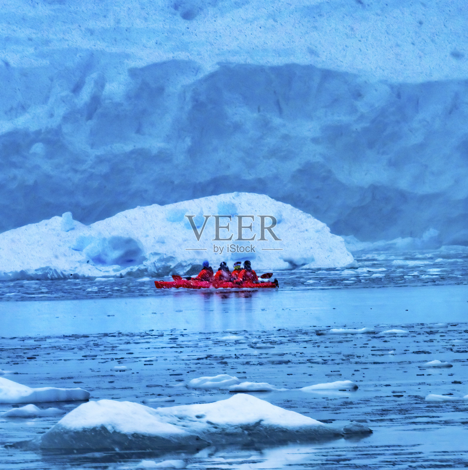 雪红色皮艇冰山蓝色冰川天堂港湾南极洲照片摄影图片