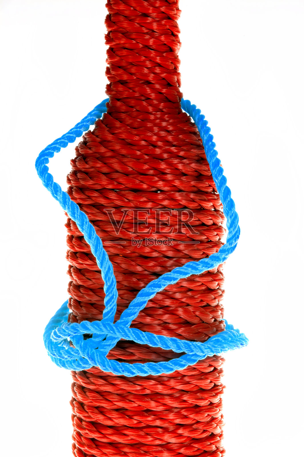 瓶子用红蓝塑料绳包着照片摄影图片