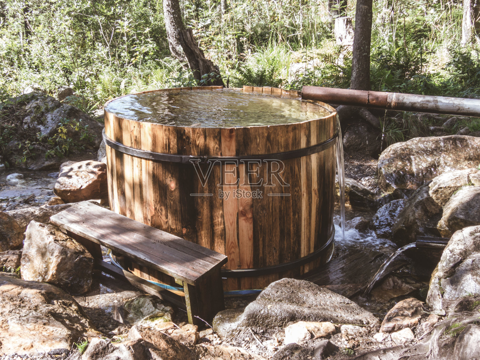 森林里的木制冷水潭。桶照片摄影图片