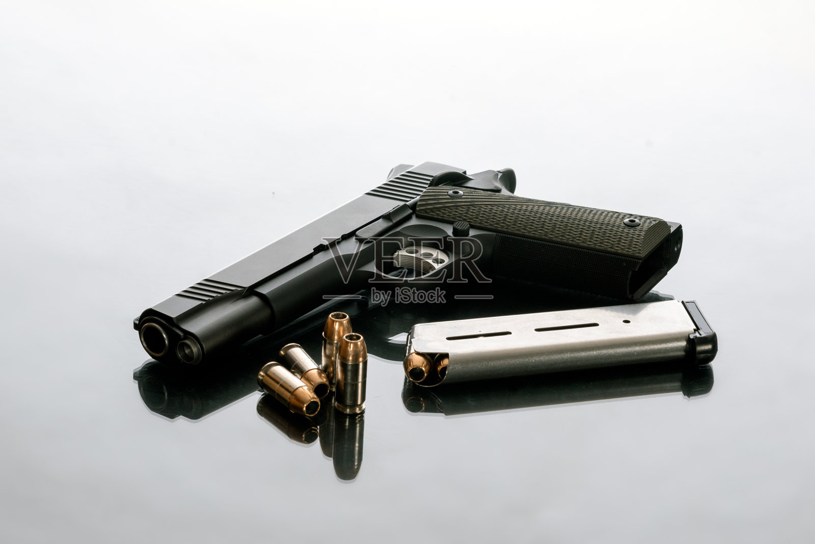 当代手枪在最喜欢的1911年复古设计。照片摄影图片