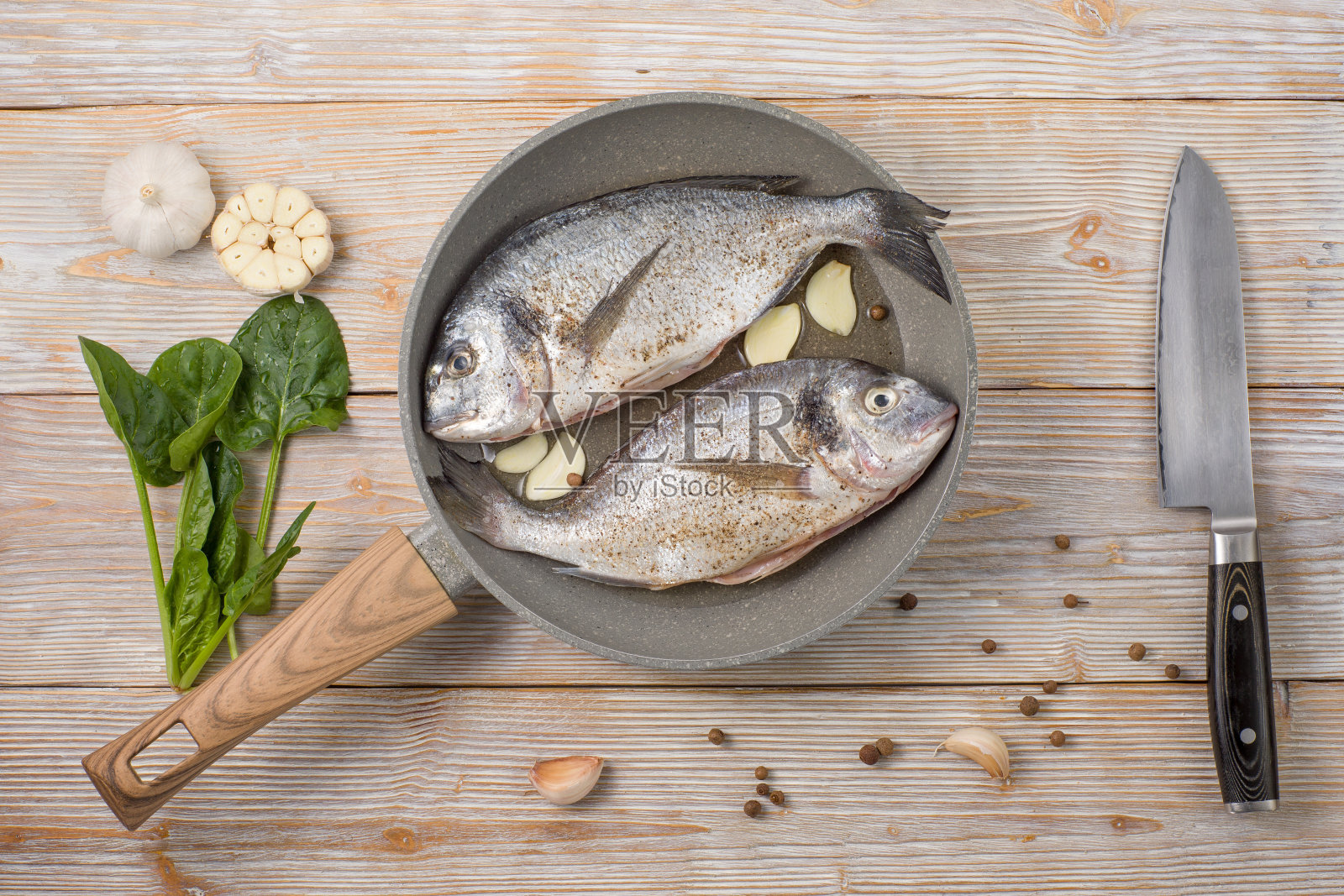 新鲜捕来的未煮的剑鱼和配料平铺在一起照片摄影图片