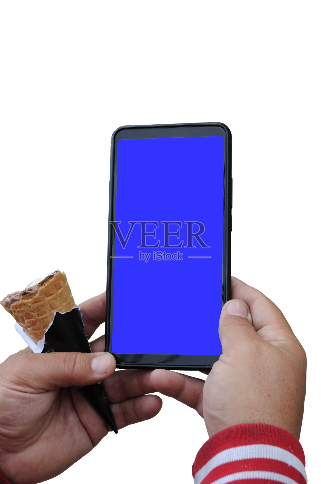 一个一边吃冰淇淋一边拿着智能手机的男人手里拿着智能手机。在白色背景上。照片摄影图片