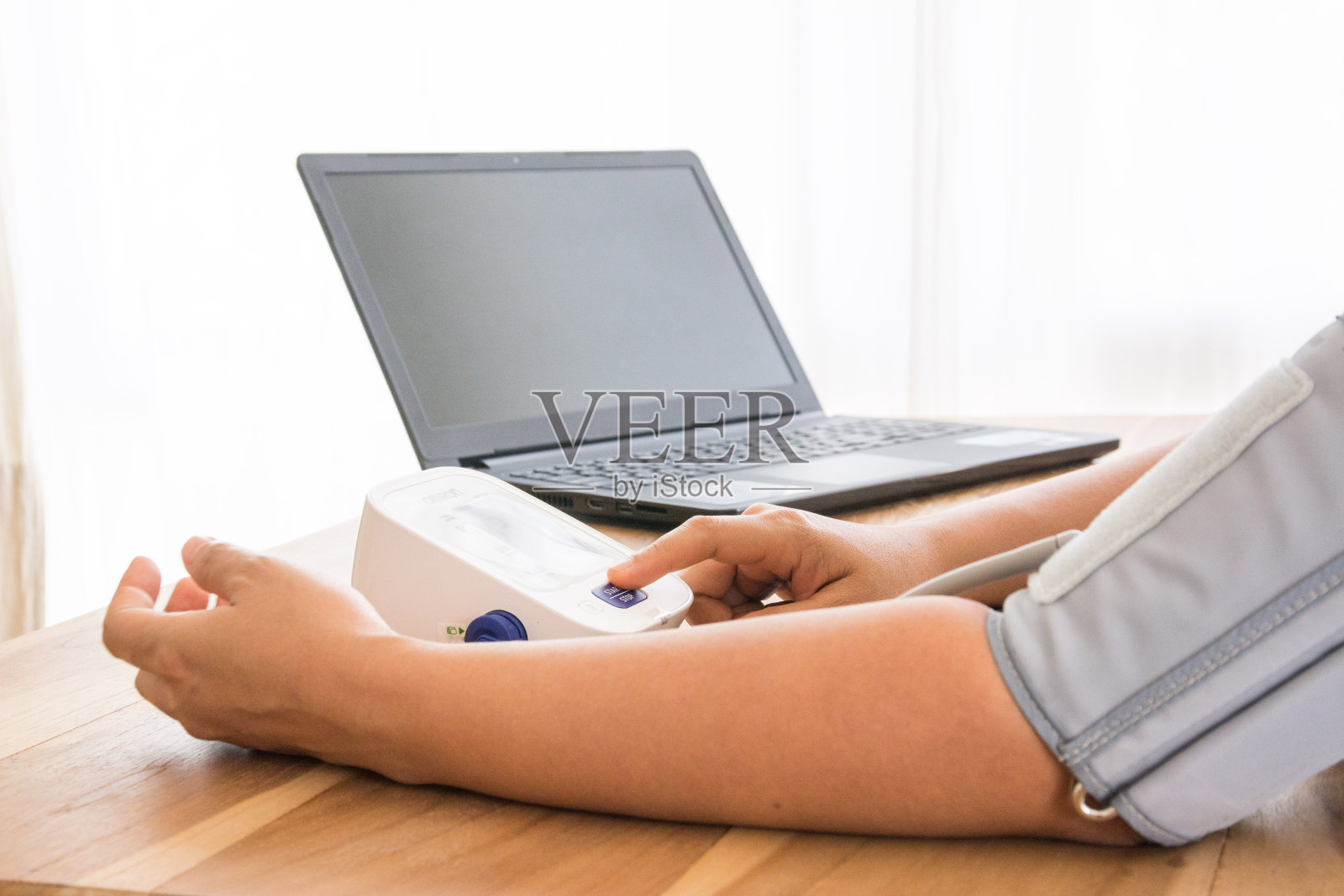 女性用数字压力表测量血压和心率照片摄影图片