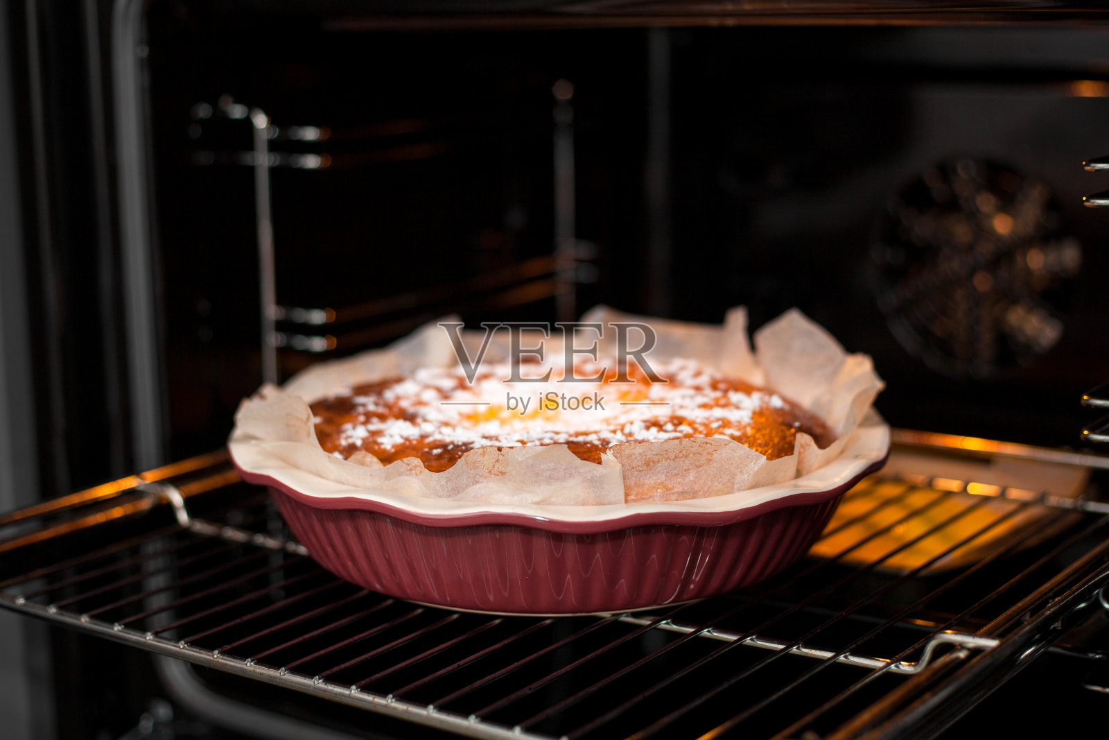 烤箱烤干酪砂锅。照片摄影图片