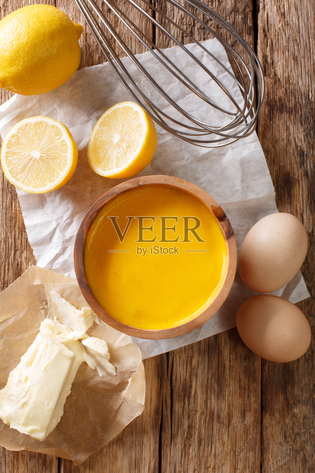 传统的荷兰酱，配料有鸡蛋，柠檬，黄油。垂直的俯视图照片摄影图片