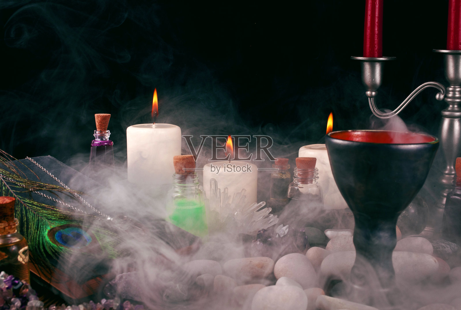 魔法药水，书，水晶，石头和烟蜡烛照片摄影图片