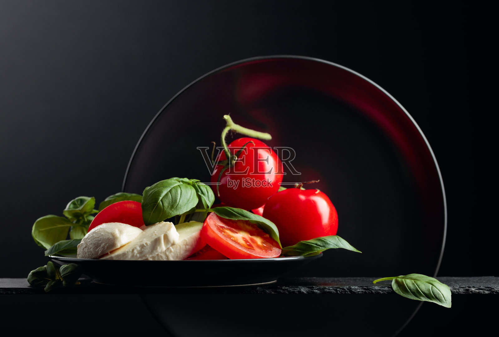 马苏里拉奶酪配番茄和绿色罗勒。照片摄影图片