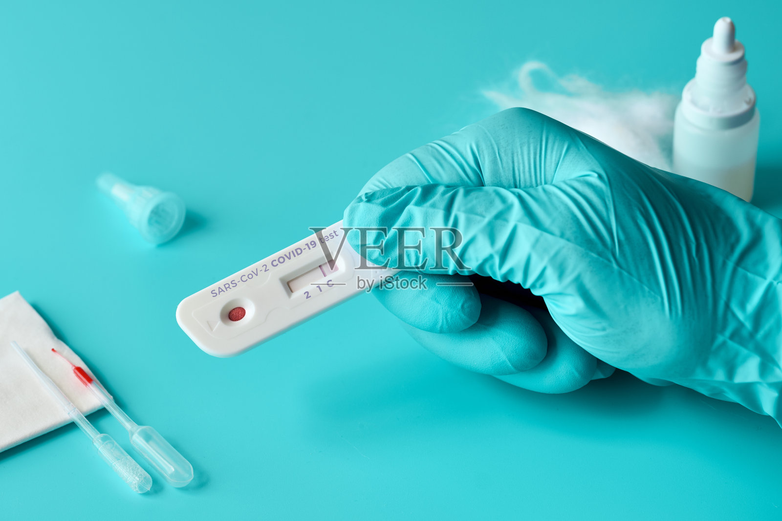 新型冠状病毒SARS-CoV-2、COVID-19快速IgM和IgG抗体检测。当冠状病毒检测呈阳性时，护士或医疗技术人员要密切配合。绿薄荷背景。照片摄影图片