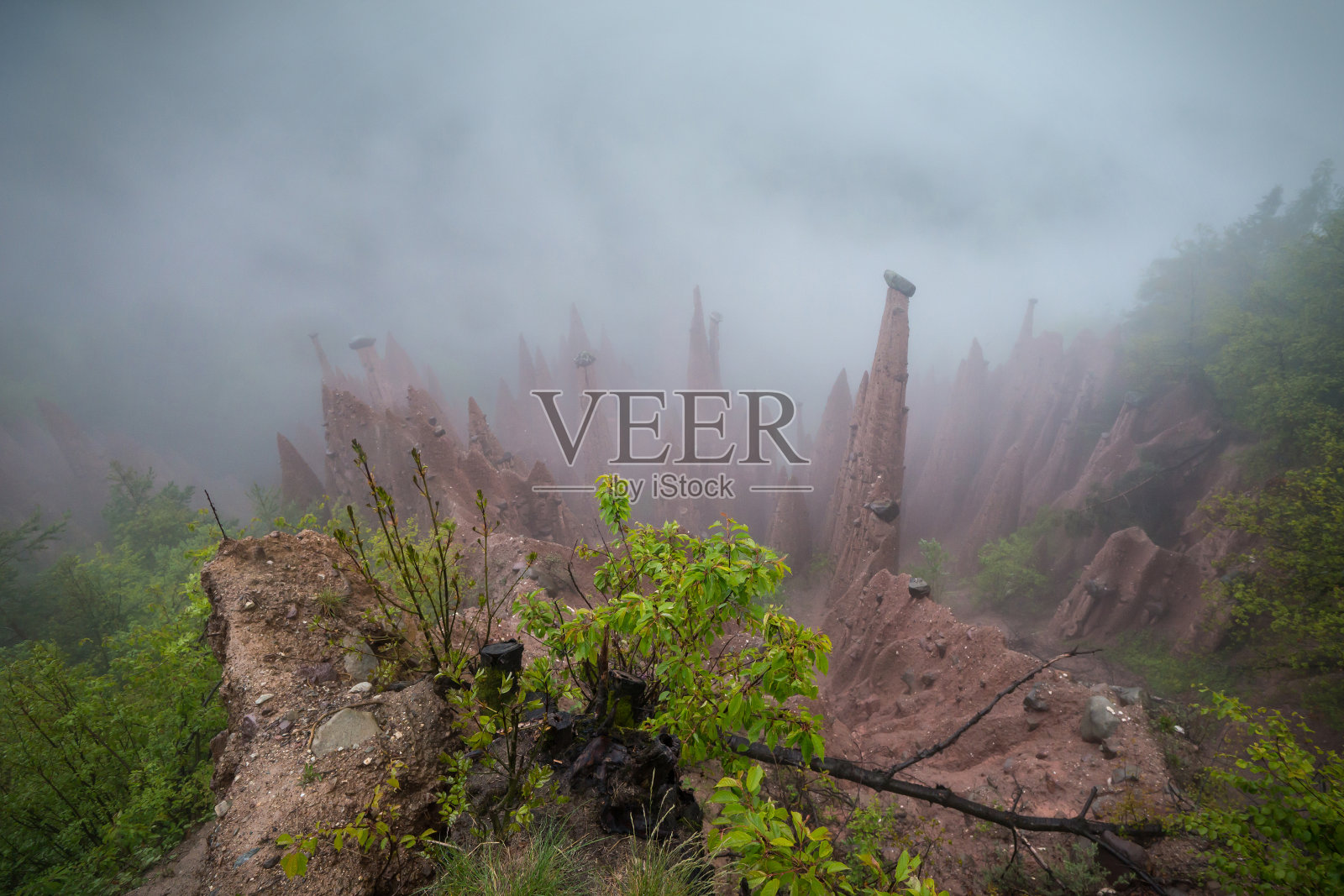 意大利南蒂罗尔索普拉·博尔扎诺的地球金字塔照片摄影图片