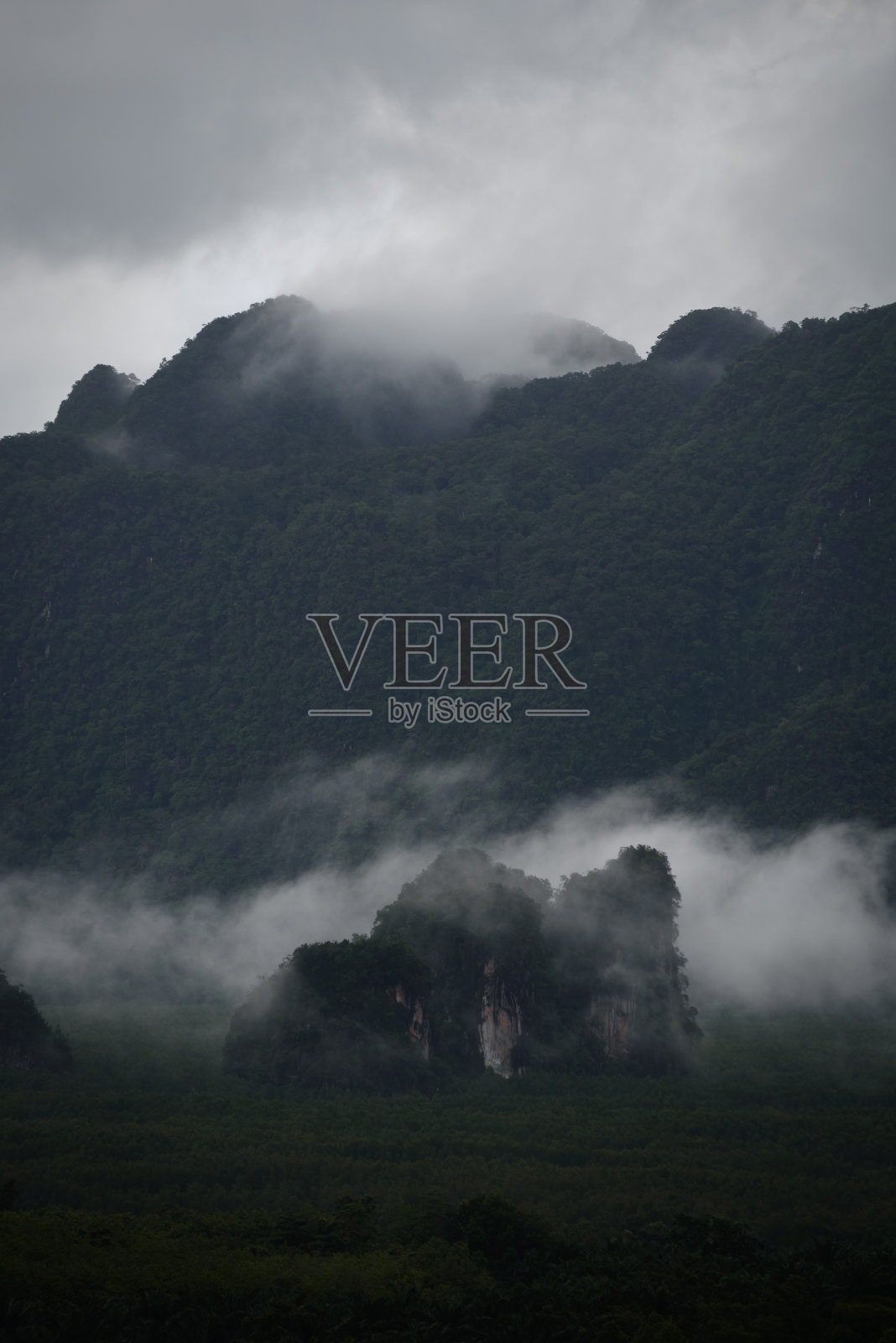 特写镜头的雾在日落时间在甲米省，泰国的山。照片摄影图片