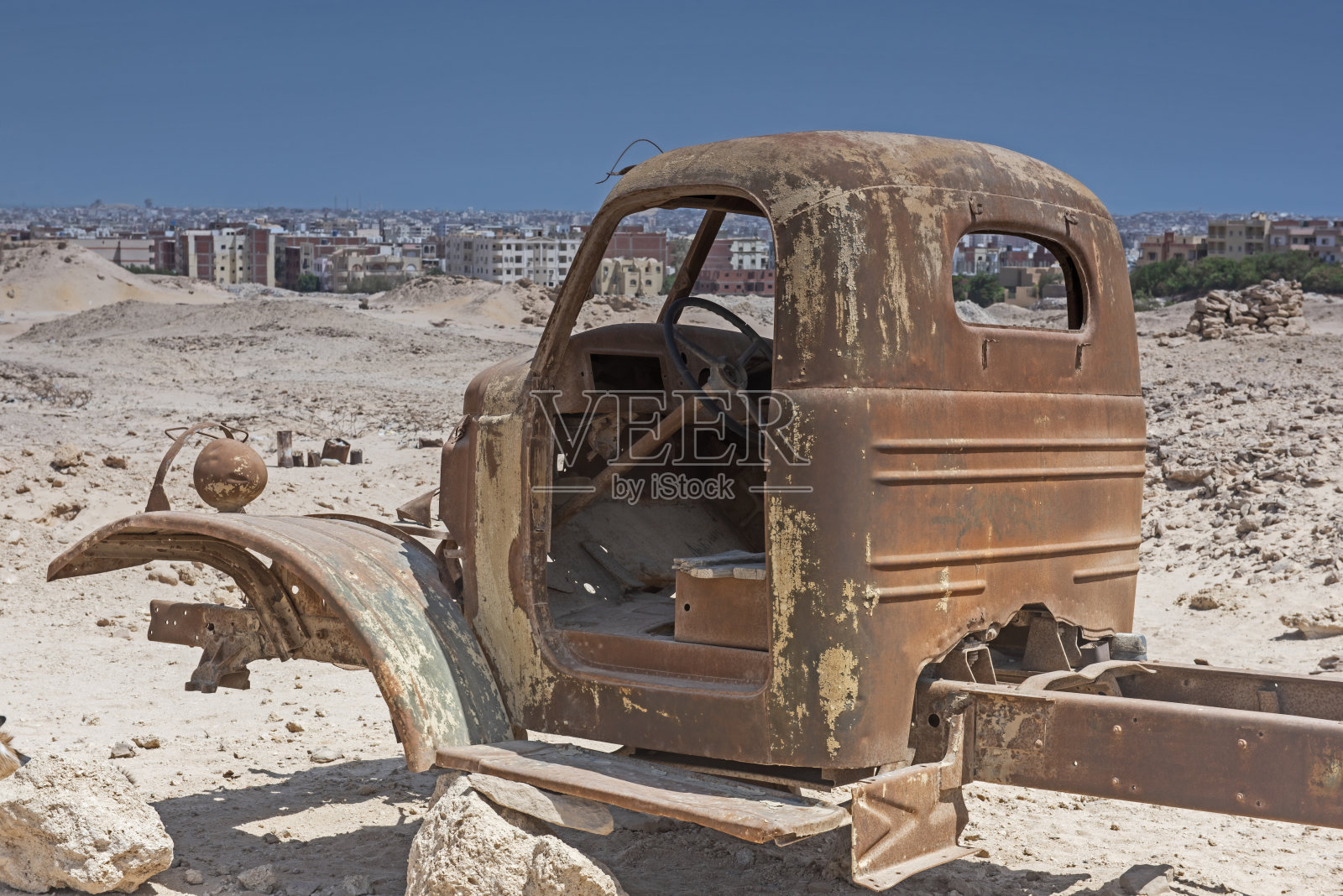 沙漠中废弃的旧卡车遗骸照片摄影图片