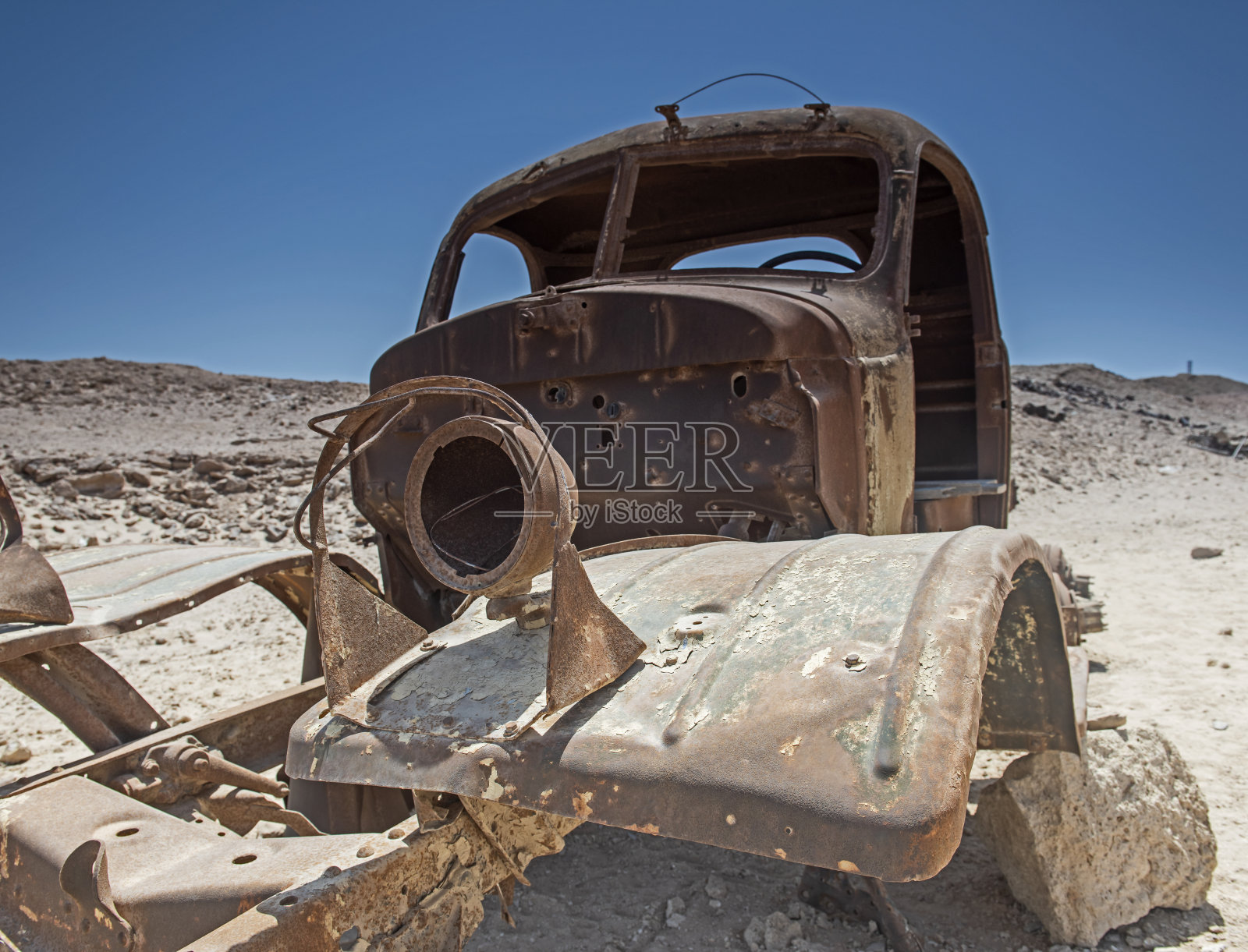 沙漠中废弃的旧卡车遗骸照片摄影图片