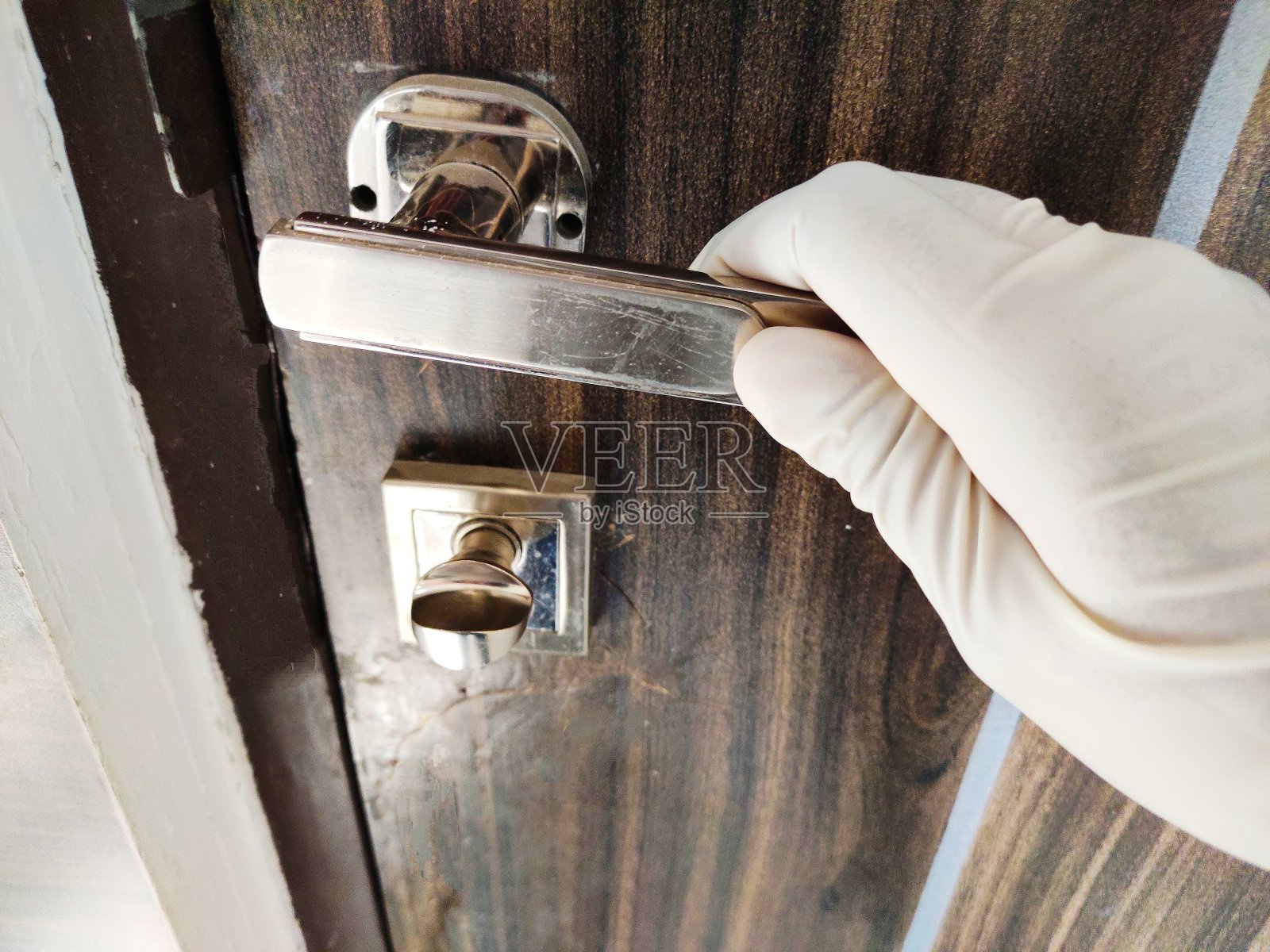 手握门把手，戴手套照片摄影图片