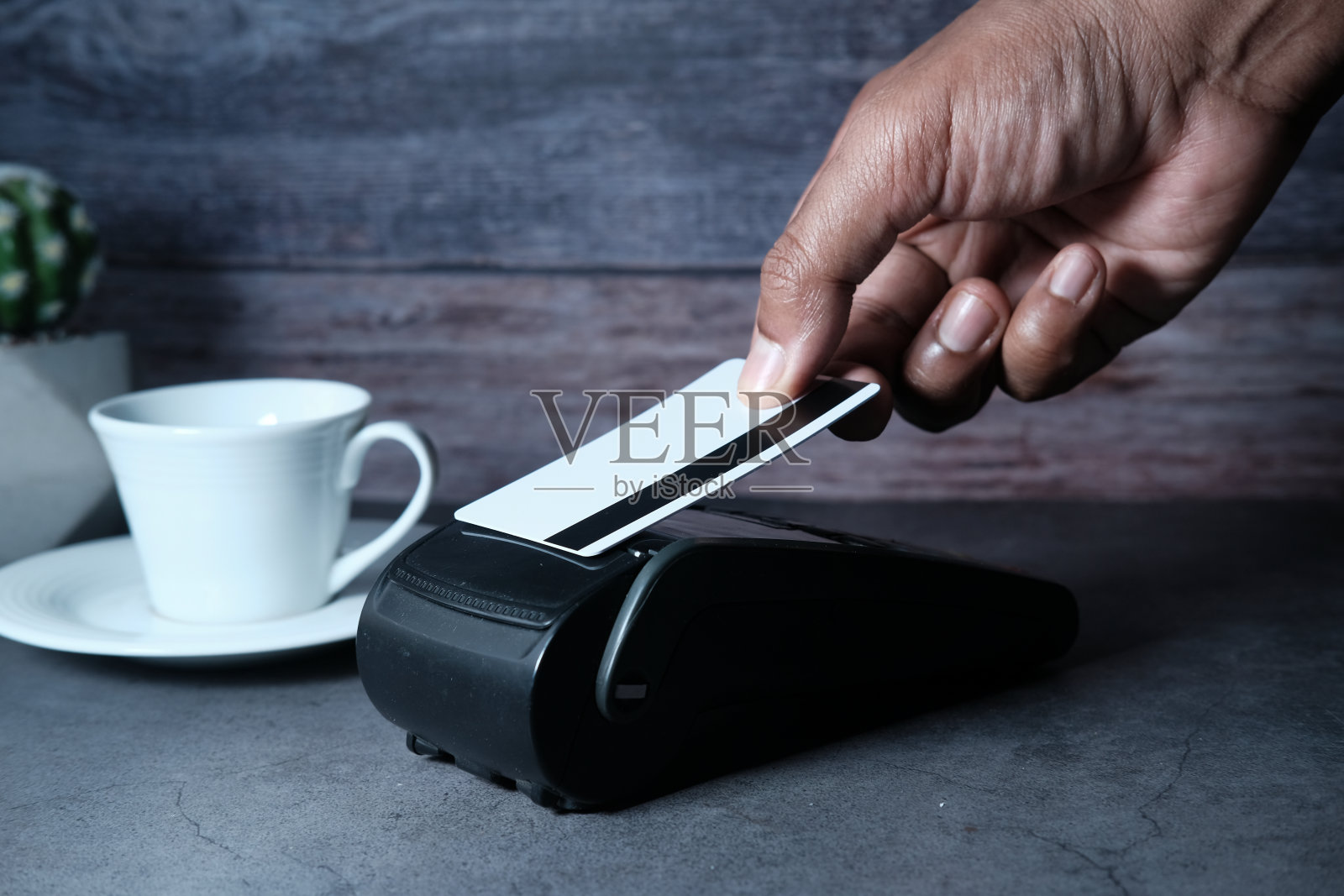 支付终端刷卡收费，非接触式支付照片摄影图片