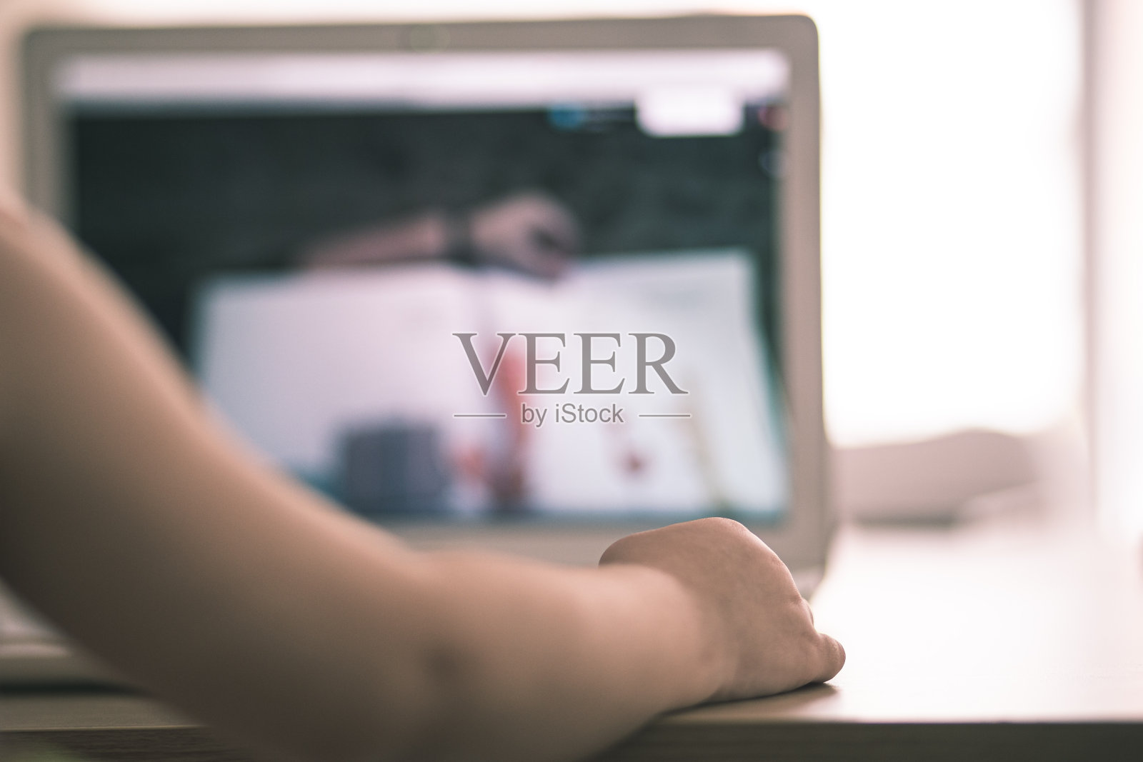 孩子在电脑上学习照片摄影图片