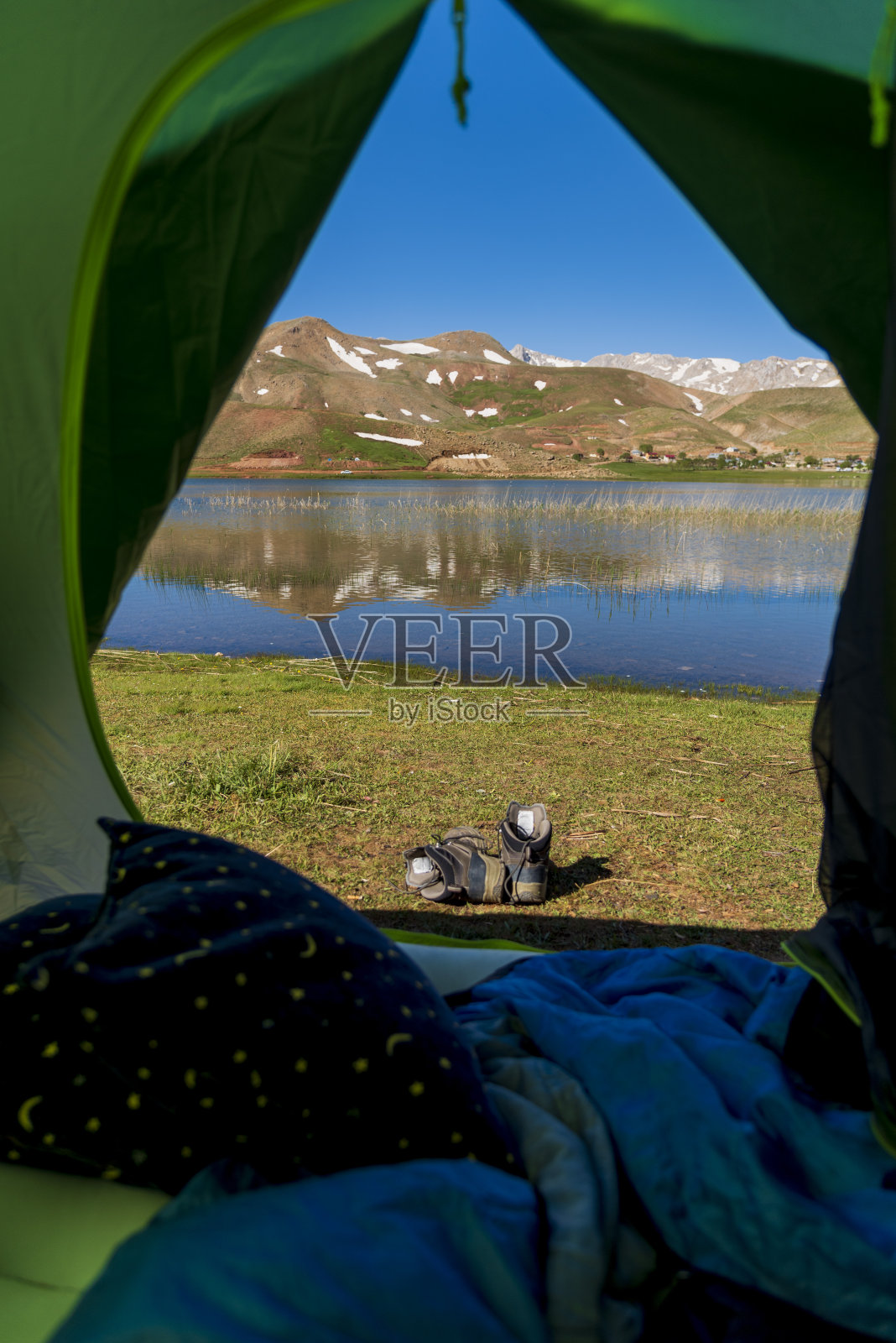 从绿色的帐篷可以看到湖的景色照片摄影图片