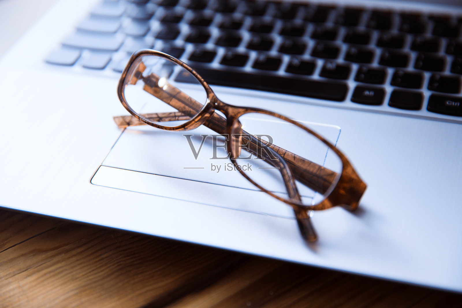 眼镜上的键盘照片摄影图片