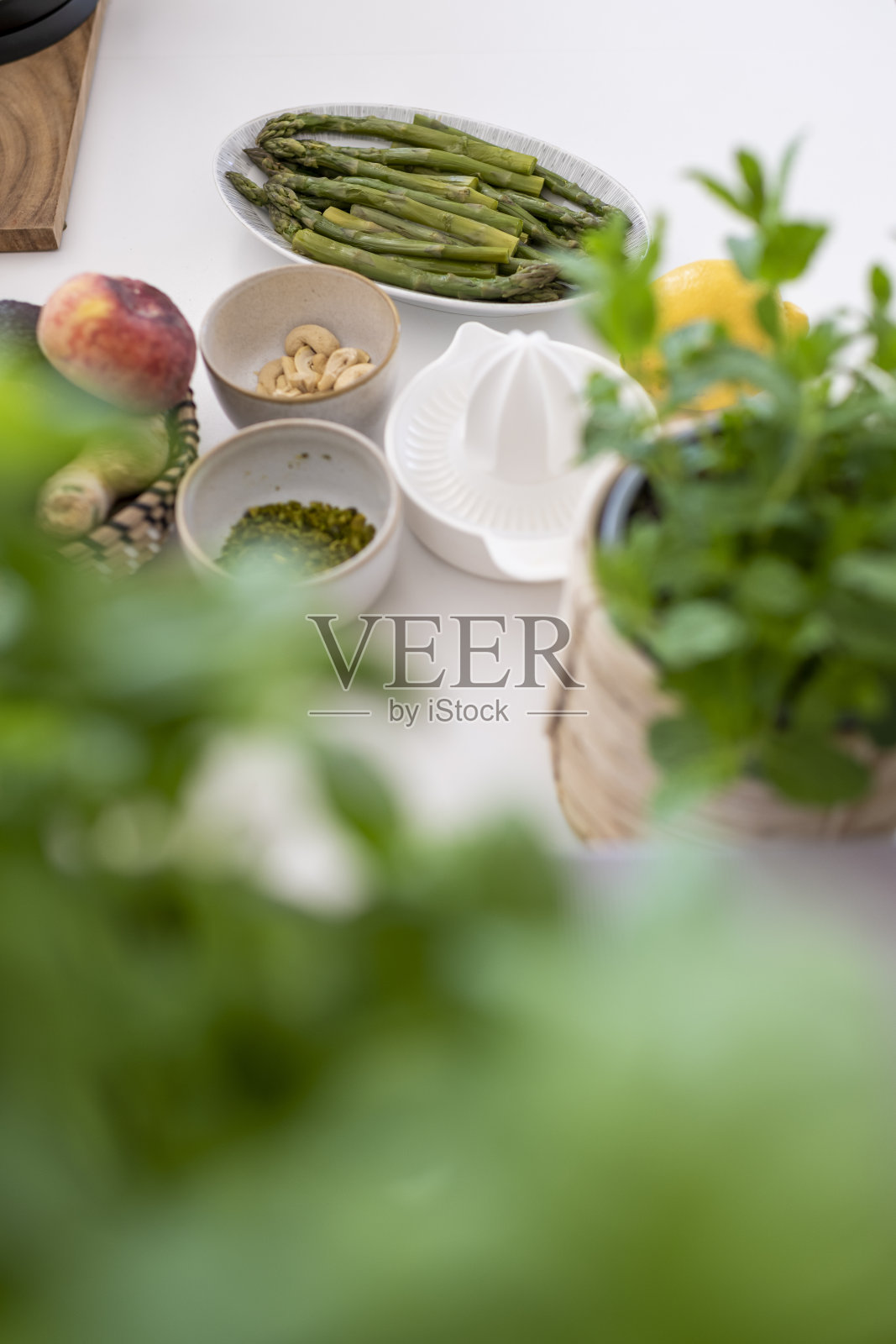 厨房桌子上放着芦笋照片摄影图片