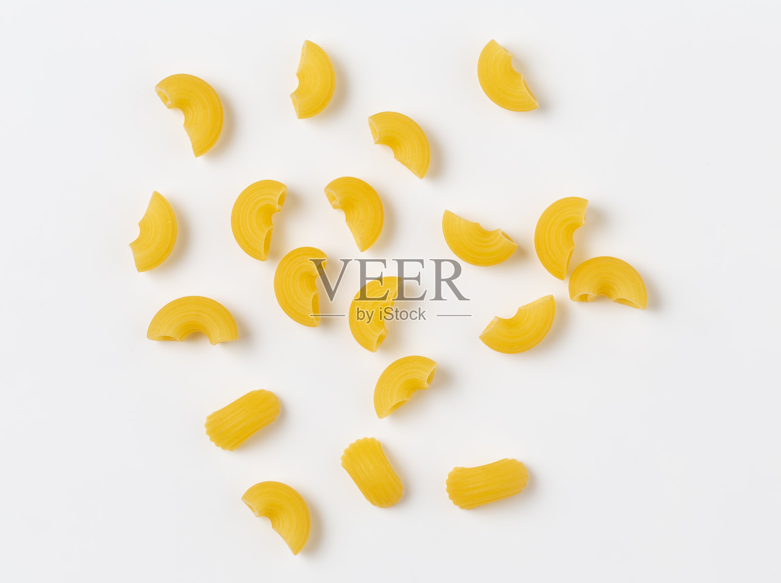 通心粉孤立在白色背景上照片摄影图片