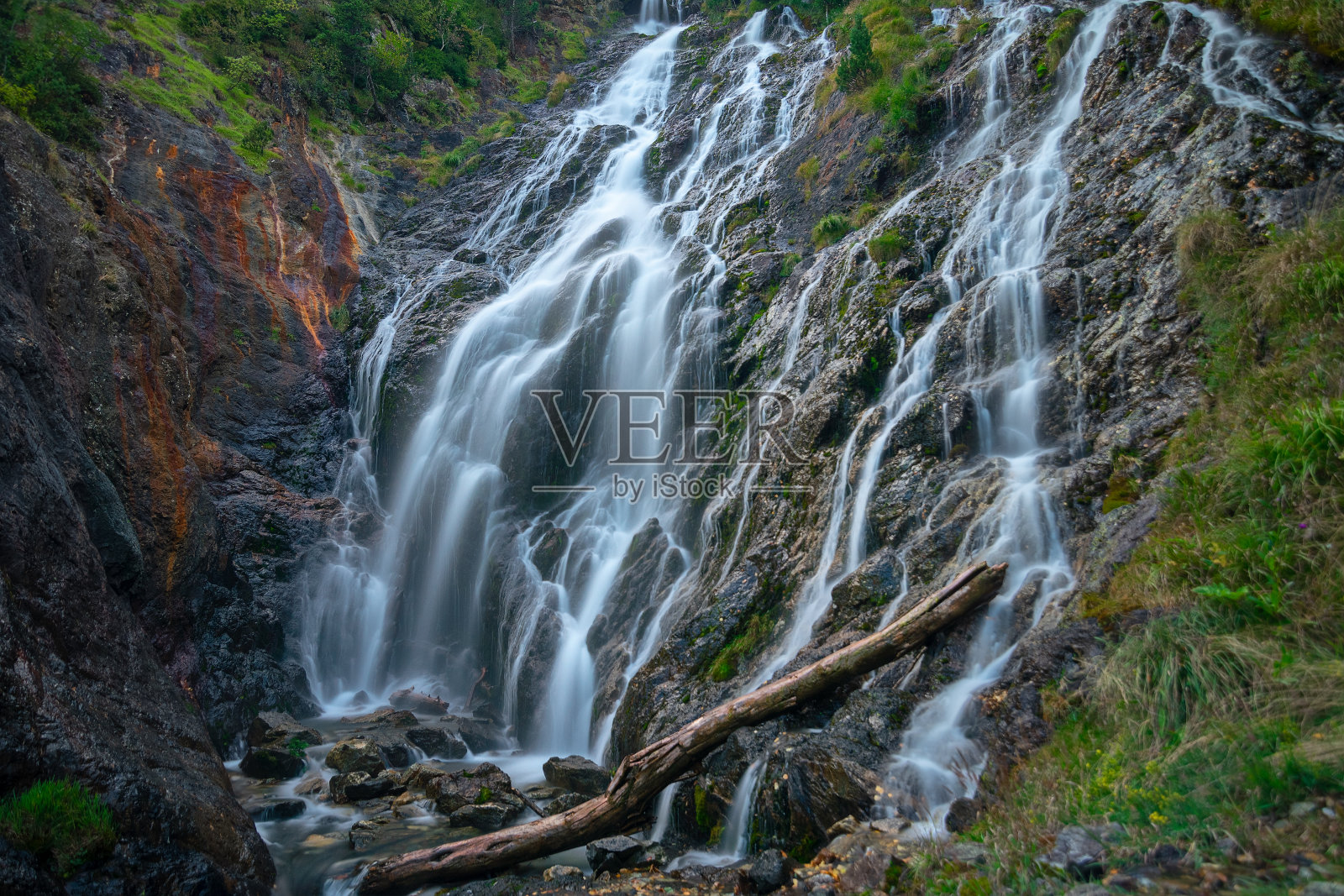 浇水的惊吓。贝纳斯克谷照片摄影图片