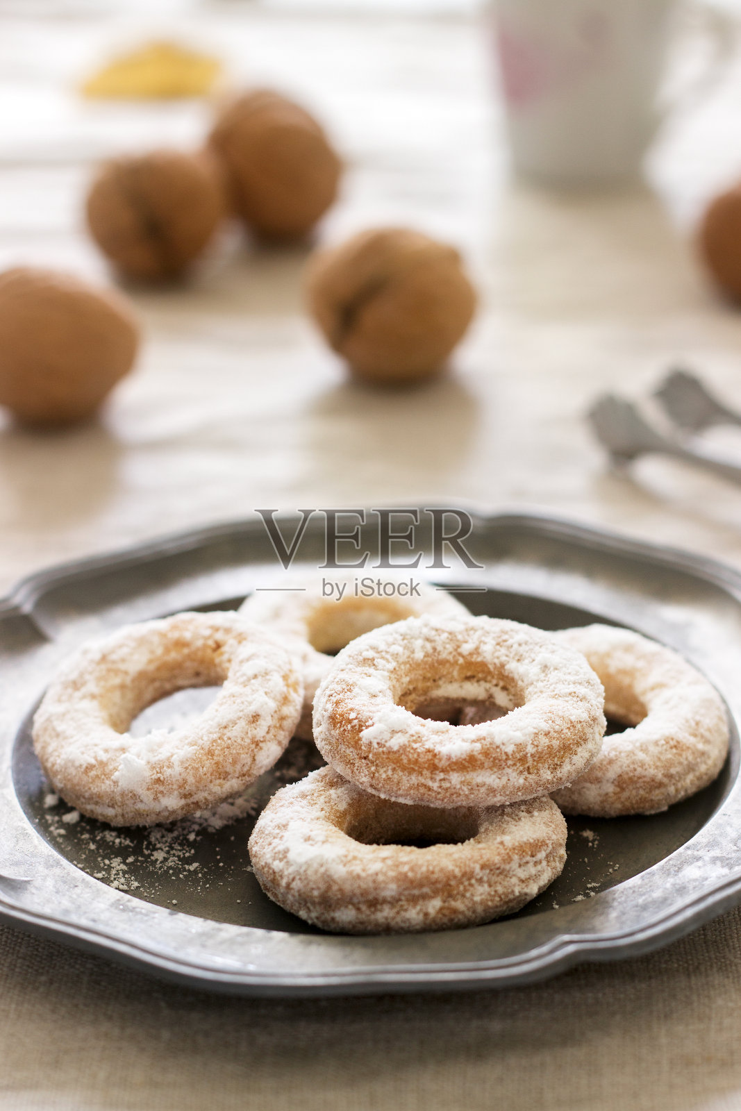 亚麻桌布上放着沙面团、饼干、咖啡和核桃。乡村风格。照片摄影图片