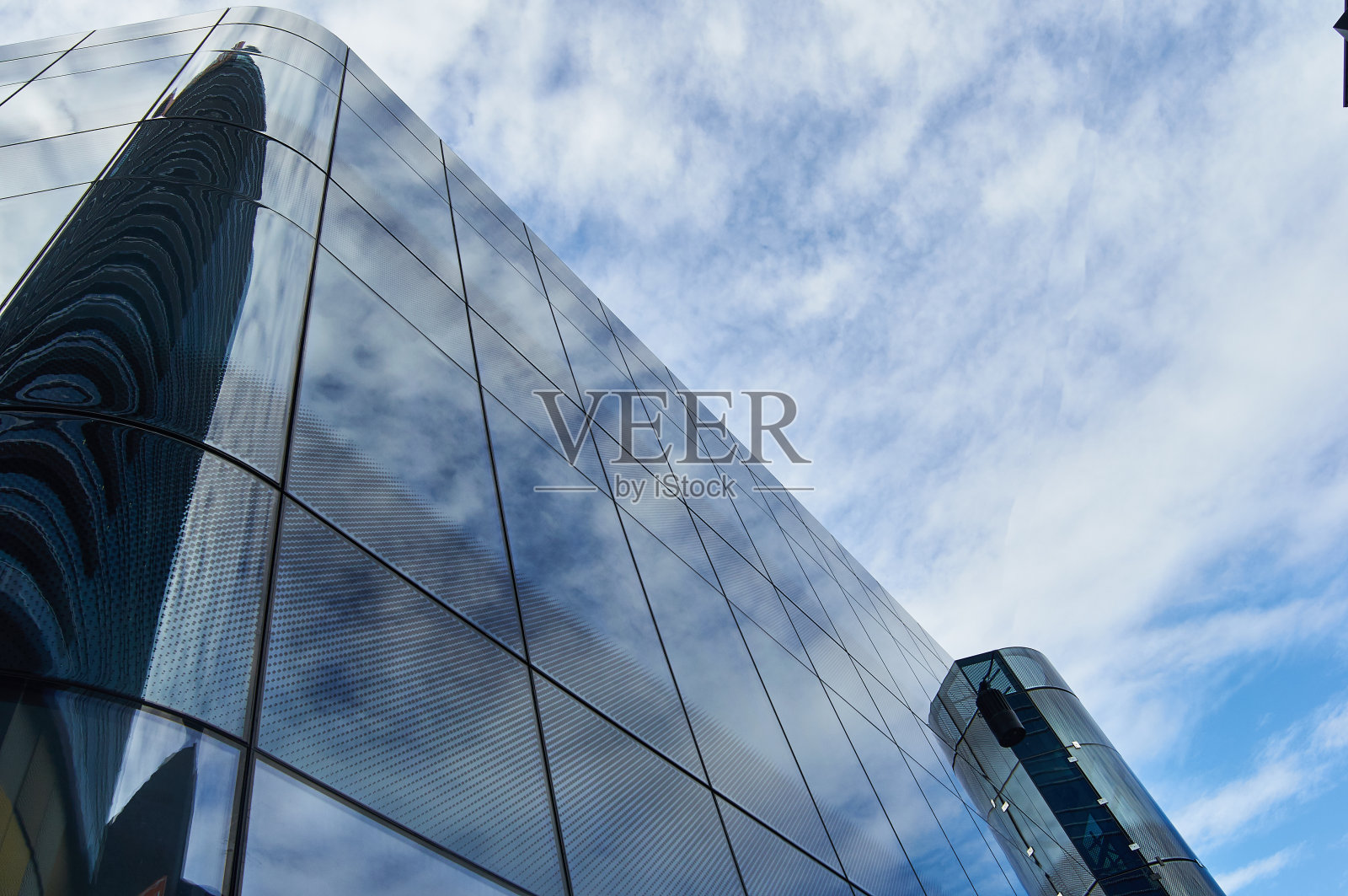 城市办公玻璃窗，蓝天白云映照照片摄影图片