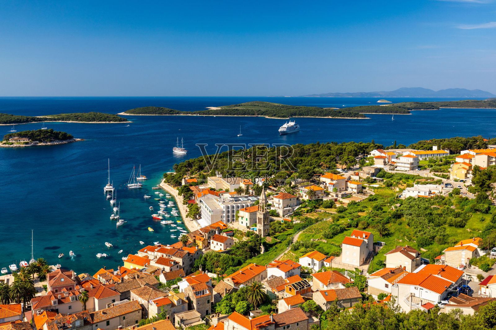 克罗地亚赫瓦尔镇前惊人的群岛景色。古老的亚得里亚海岛小镇赫瓦尔港。克罗地亚的热门旅游目的地。令人惊叹的赫瓦尔岛，克罗地亚。照片摄影图片