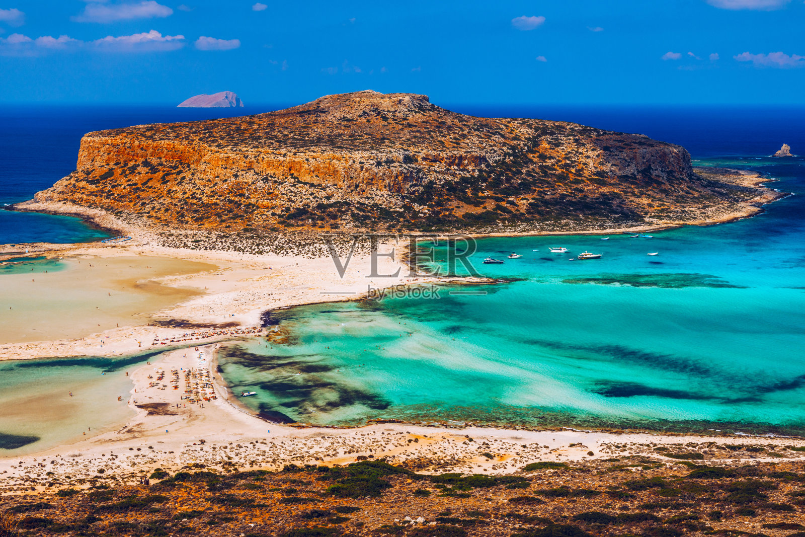 在希腊克里特岛的Balos泻湖和Gramvousa，令人惊叹的绿松石水海滩。卡普蒂加尼在中间。希腊克里特岛的巴洛斯海滩。希腊克里特岛的巴洛斯海滩景观。照片摄影图片