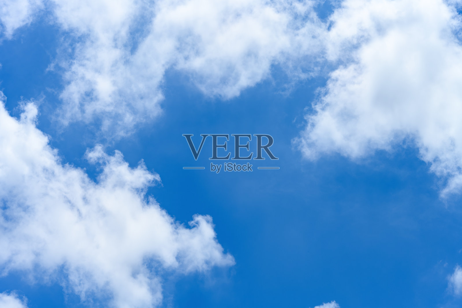 美丽的蓝天和早晨的白云构成了水平的构图照片摄影图片