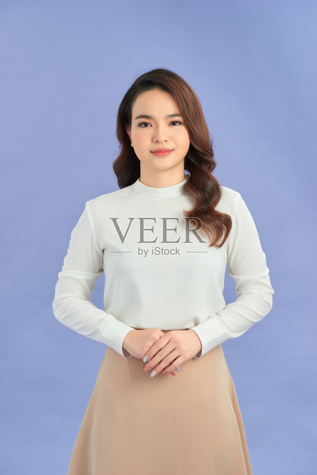 年轻的女商人微笑着看着镜头照片摄影图片