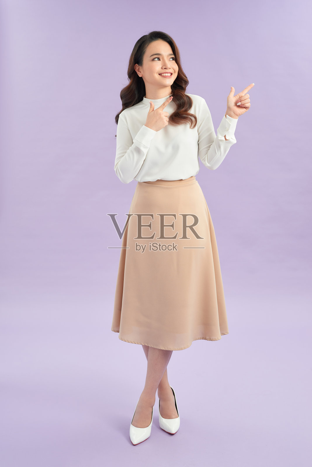 快乐美丽的年轻女子用手指示意照片摄影图片