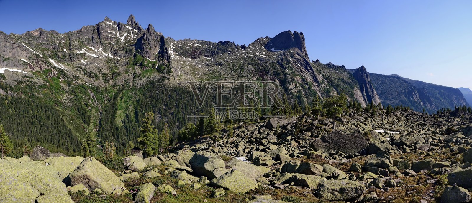 雪夏在无尽的岩石之间照片摄影图片