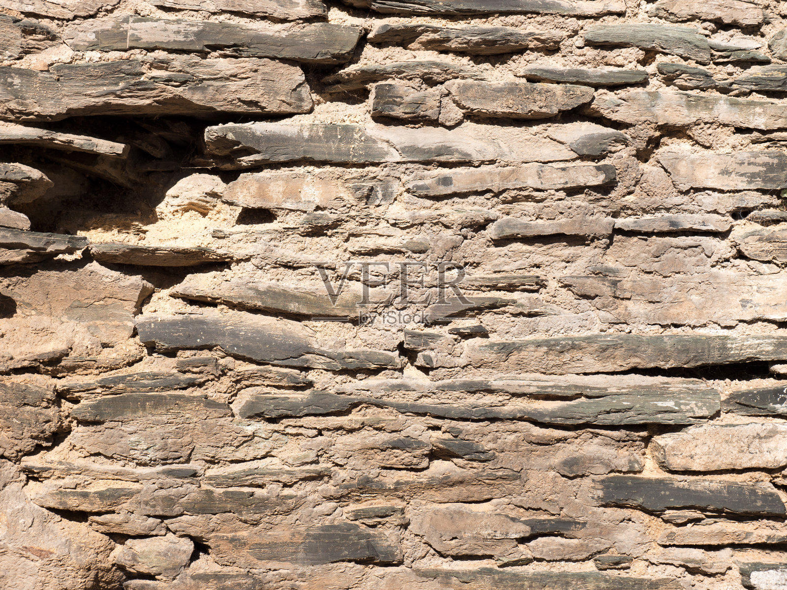 风化的采石场石墙上的旧砖石照片摄影图片