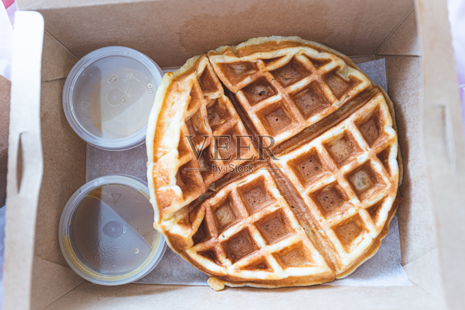 疫情期间的外带炸鸡和华夫饼照片摄影图片