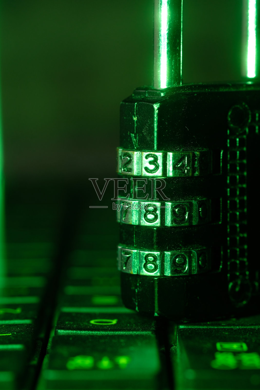 键盘上的挂锁。互联网数据隐私信息安全概念照片摄影图片