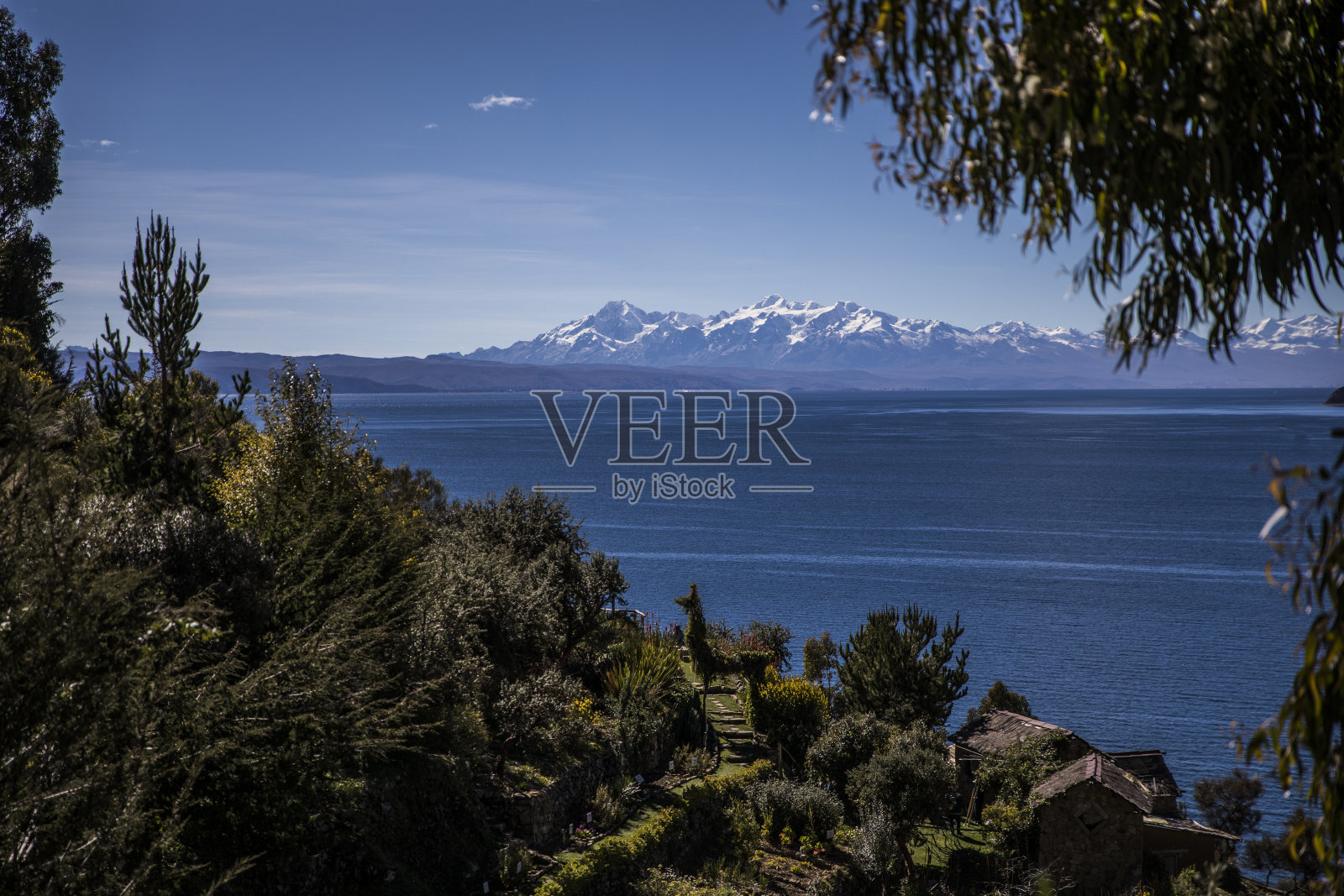 湖泊中的岛屿景观照片摄影图片